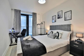 MediaCity Modern 2 Bed, 2 Bath Apartment with Ensuite, Balcony near Tram Stop Salford Quays